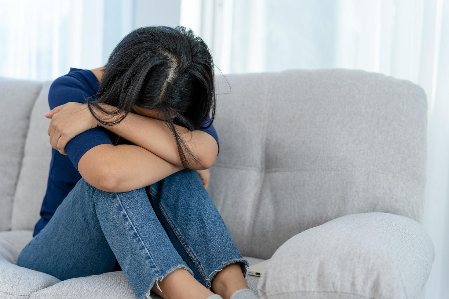 Depressionen und psychische Erkrankungen. asiatische frau enttäuscht und traurig, nachdem sie schlechte nachrichten erhalten hat. gestresstes mädchen verwirrt mit unglücklichen problemen im leben, streiten mit ihrem freund. foto