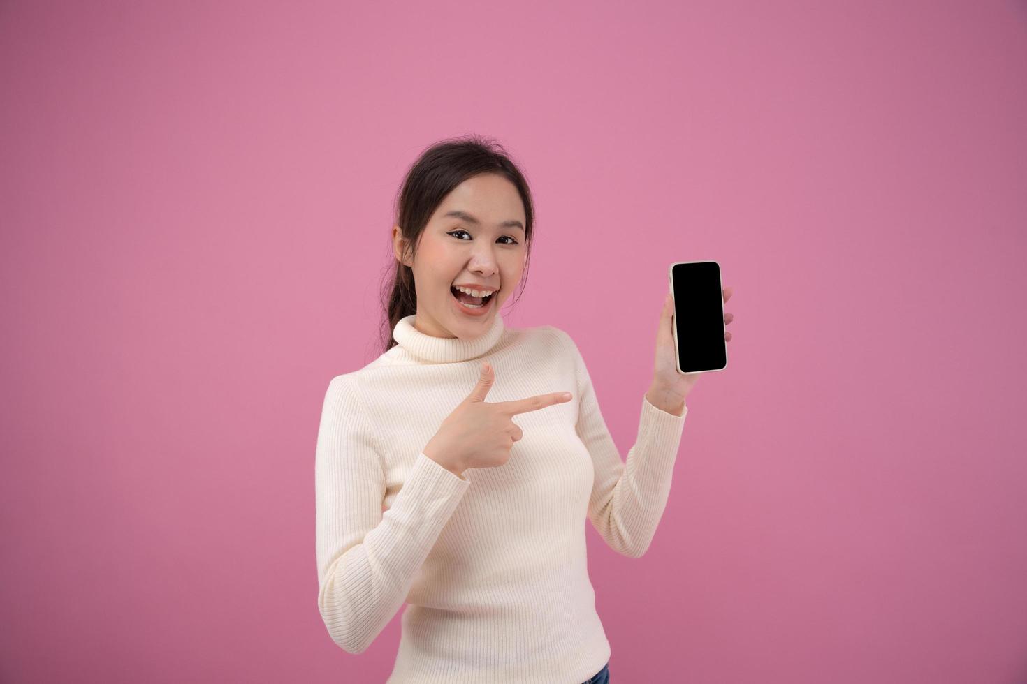 Überraschungsgesicht, wow. glückliche asiatische frau, die sich über den erfolg auf dem smartphone freut. Bildschirmanzeige auf dem Handy zeigt Erfolg, Belohnungen, Boni, Werbeaktionen, Gewinner, Gewinnen, Rabatteinkäufe. Porträt foto