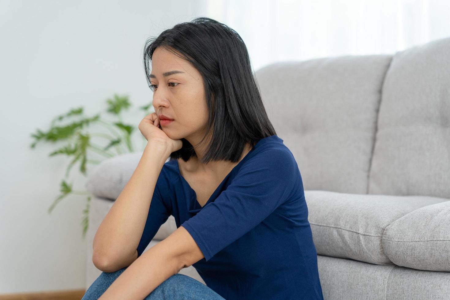 Depressionen und psychische Erkrankungen. asiatische frau enttäuscht und traurig, nachdem sie schlechte nachrichten erhalten hat. gestresstes mädchen verwirrt mit unglücklichen problemen im leben, streiten mit ihrem freund. foto