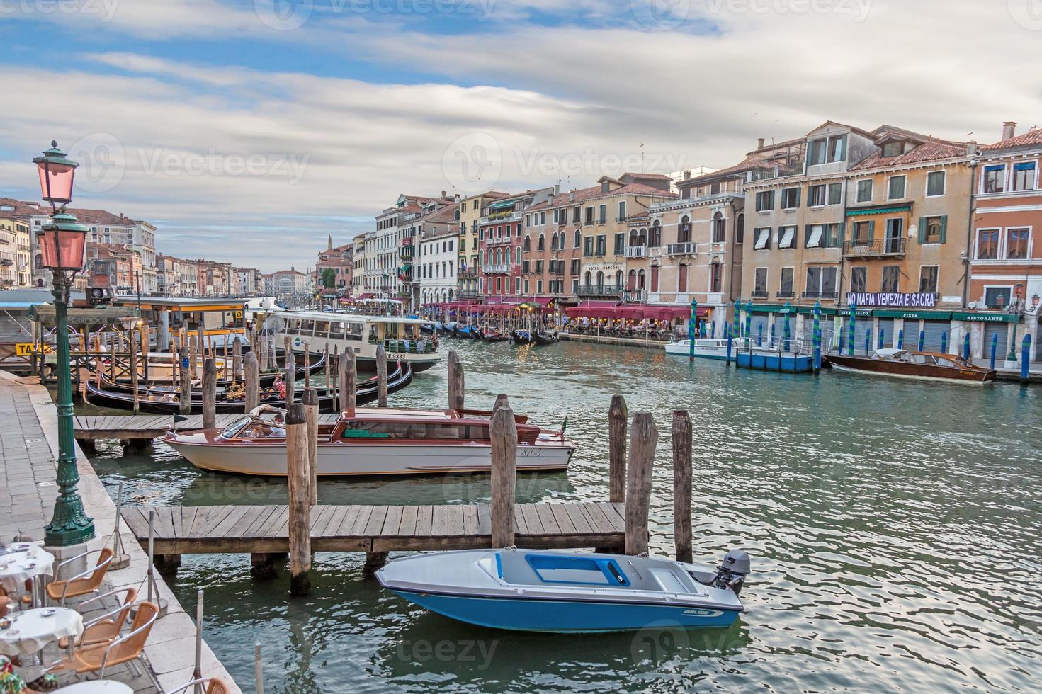 Blick über den Canale Grande in Venedig tagsüber foto