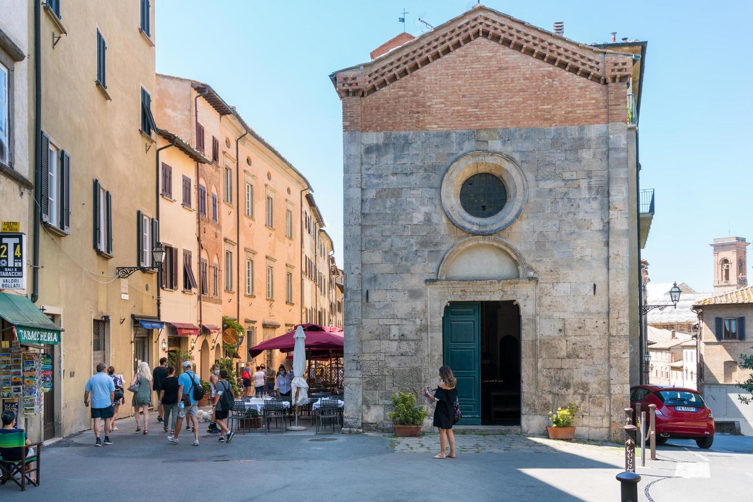 volterra, italien-august 8,2020-menschen, die an einem sonnigen tag in volterra spazieren. foto