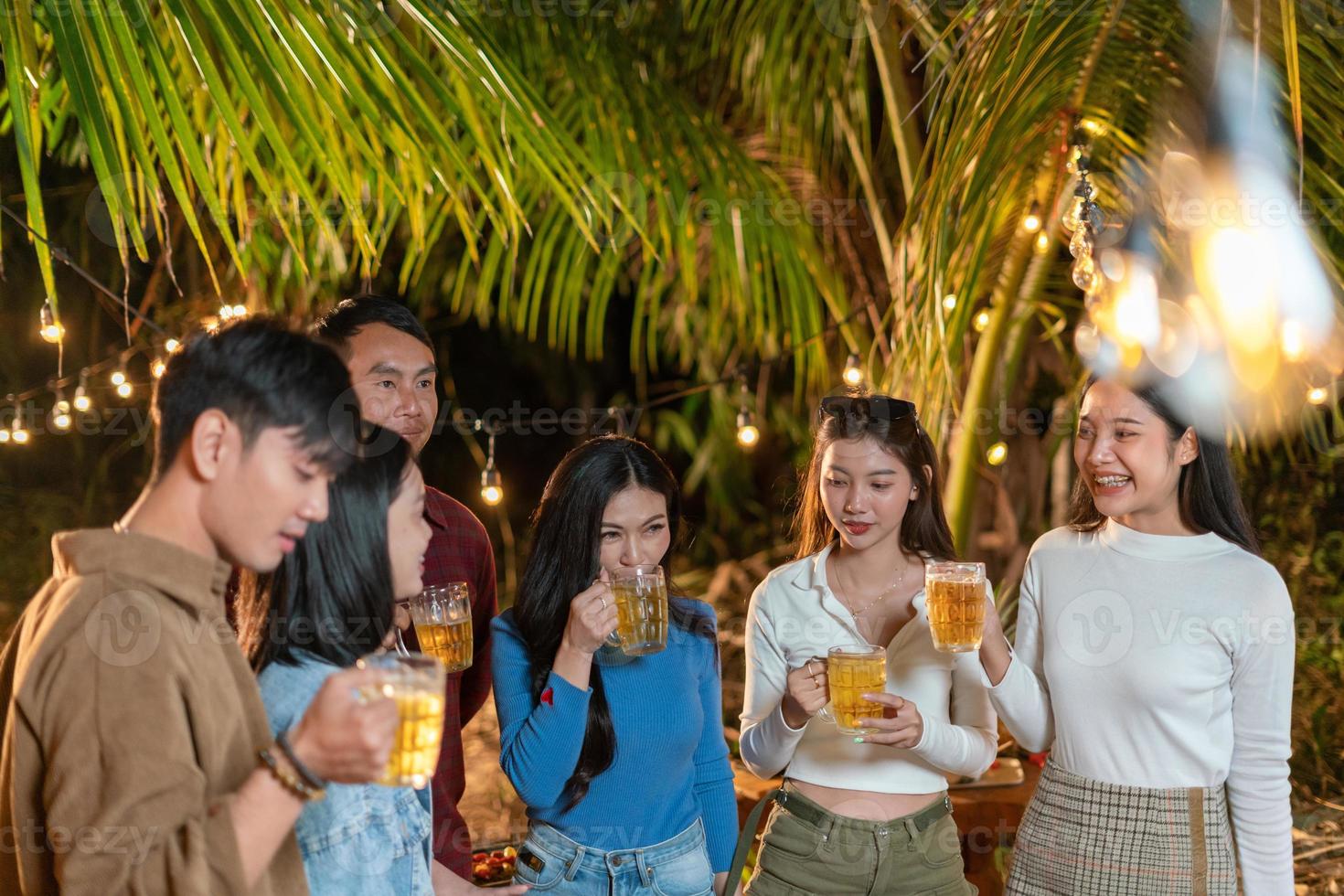 Eine Gruppe asiatischer Freunde trifft sich, um auf einer Party Bier zu trinken. foto