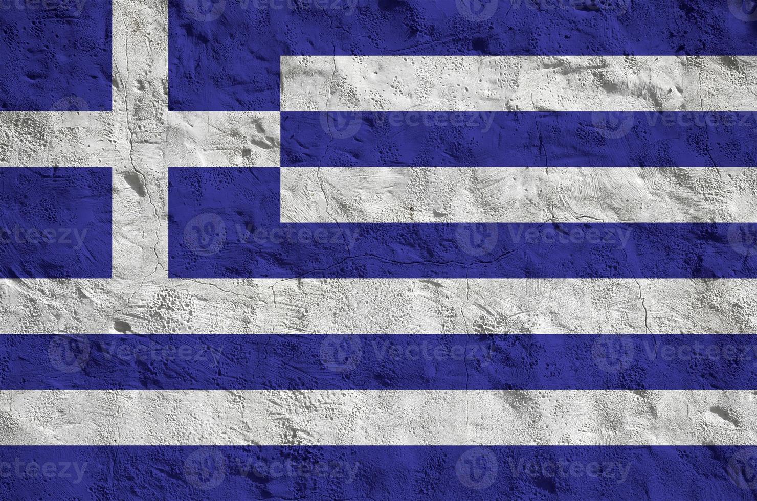 griechische flagge in hellen farben auf alter reliefputzwand dargestellt. strukturierte Fahne auf rauem Hintergrund foto