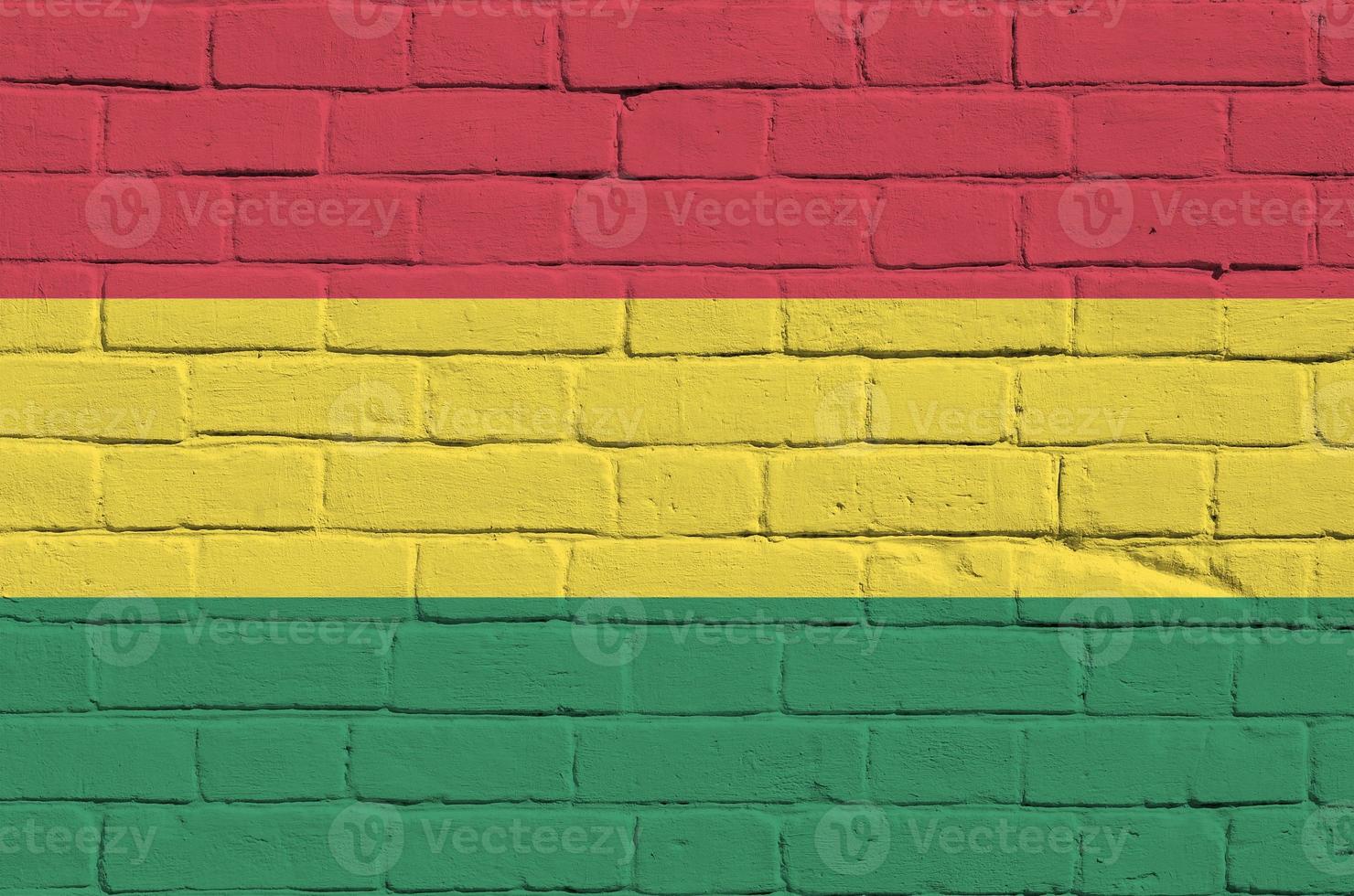 Bolivien-Flagge in Lackfarben auf alter Backsteinmauer dargestellt. strukturiertes banner auf großem backsteinmauermauerwerkhintergrund foto