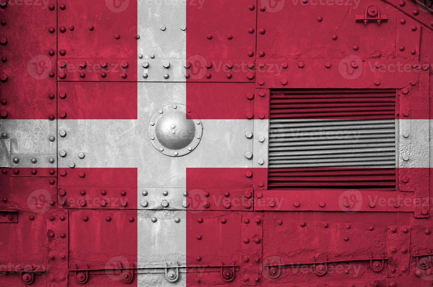 die dänemark-flagge ist auf dem seitenteil des militärischen gepanzerten panzers in der nähe abgebildet. konzeptioneller hintergrund der armee foto