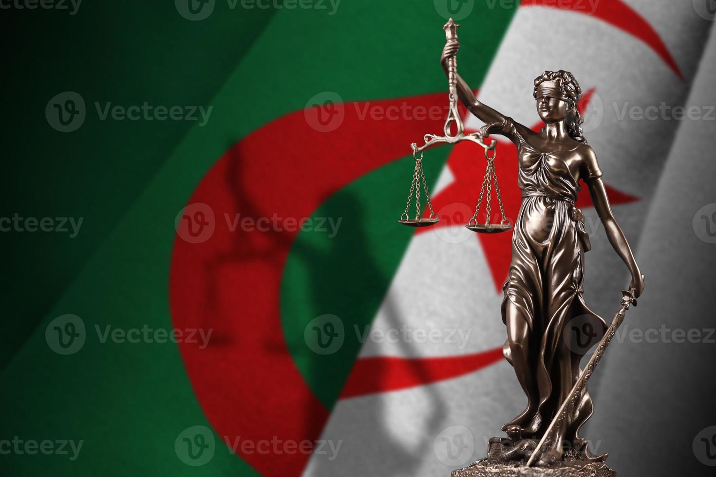Algerien-Flagge mit Statue der Justitia und Justizwaage im dunklen Raum. Konzept von Urteil und Bestrafung foto