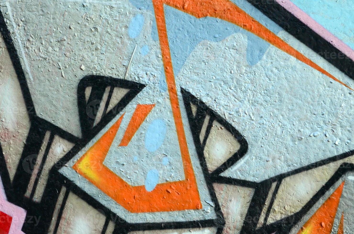 Fragment von Graffiti-Zeichnungen. Die alte Wand ist mit Farbflecken im Stil der Straßenkunstkultur dekoriert. farbige Hintergrundtextur foto