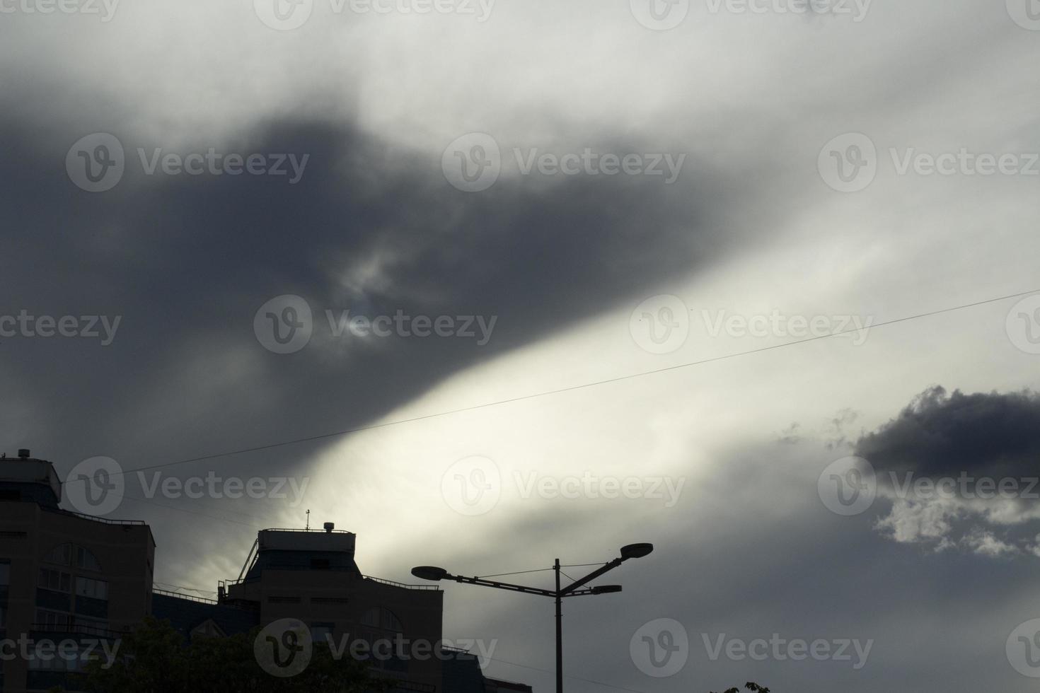 Wolke über der Stadt. bewölktes Wetter draußen. Niederschlag. foto