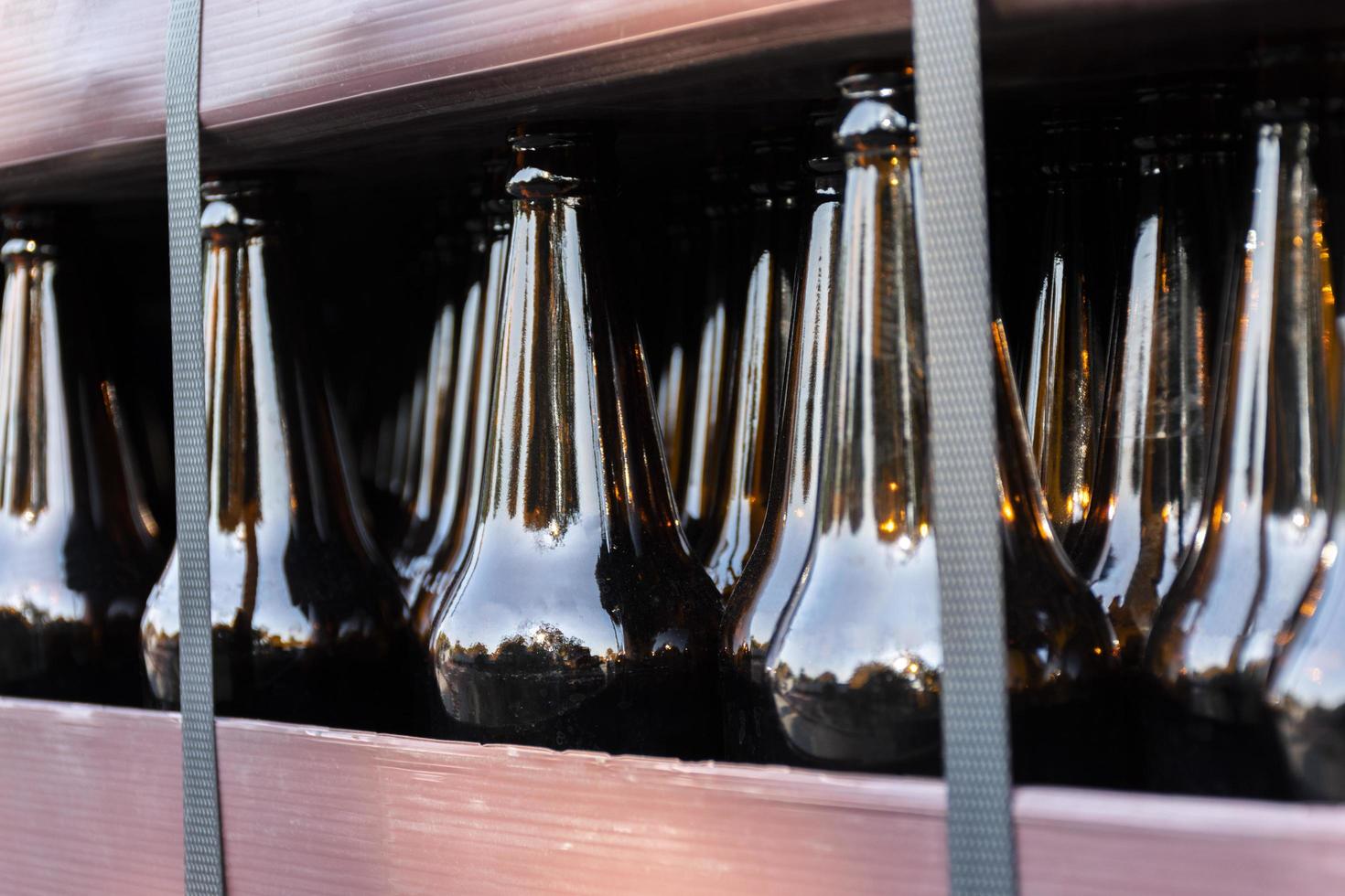 Nahaufnahme Bierflasche in Palette zum Brauen in Industrieanlagen foto