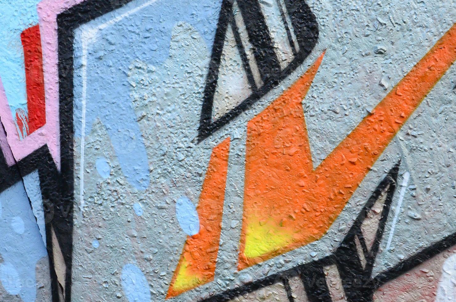 Fragment von Graffiti-Zeichnungen. Die alte Wand ist mit Farbflecken im Stil der Straßenkunstkultur dekoriert. farbige Hintergrundtextur foto