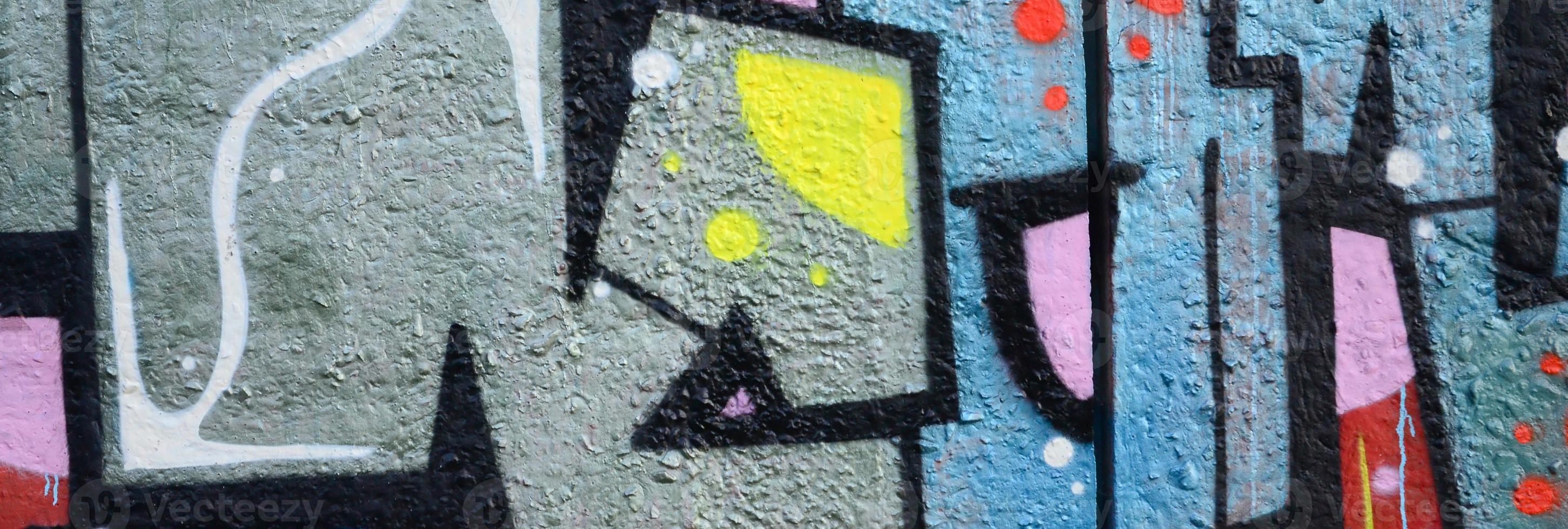 Fragment von Graffiti-Zeichnungen. Die alte Wand ist mit Farbflecken im Stil der Straßenkunstkultur dekoriert. farbige Hintergrundtextur foto