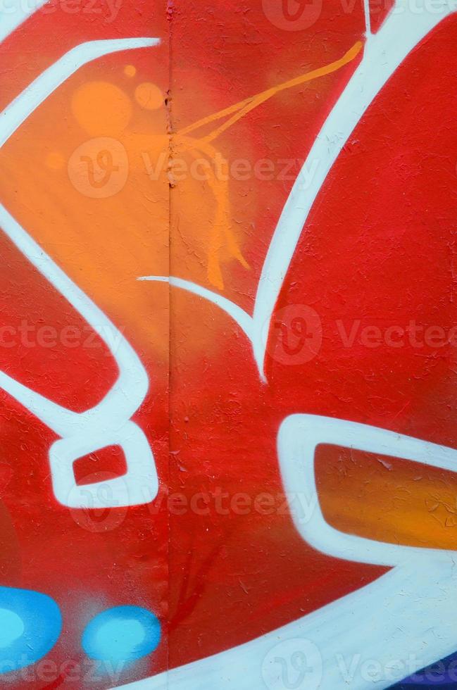 Fragment von Graffiti-Zeichnungen. Die alte Wand ist mit Farbflecken im Stil der Straßenkunstkultur dekoriert. farbige Hintergrundtextur foto