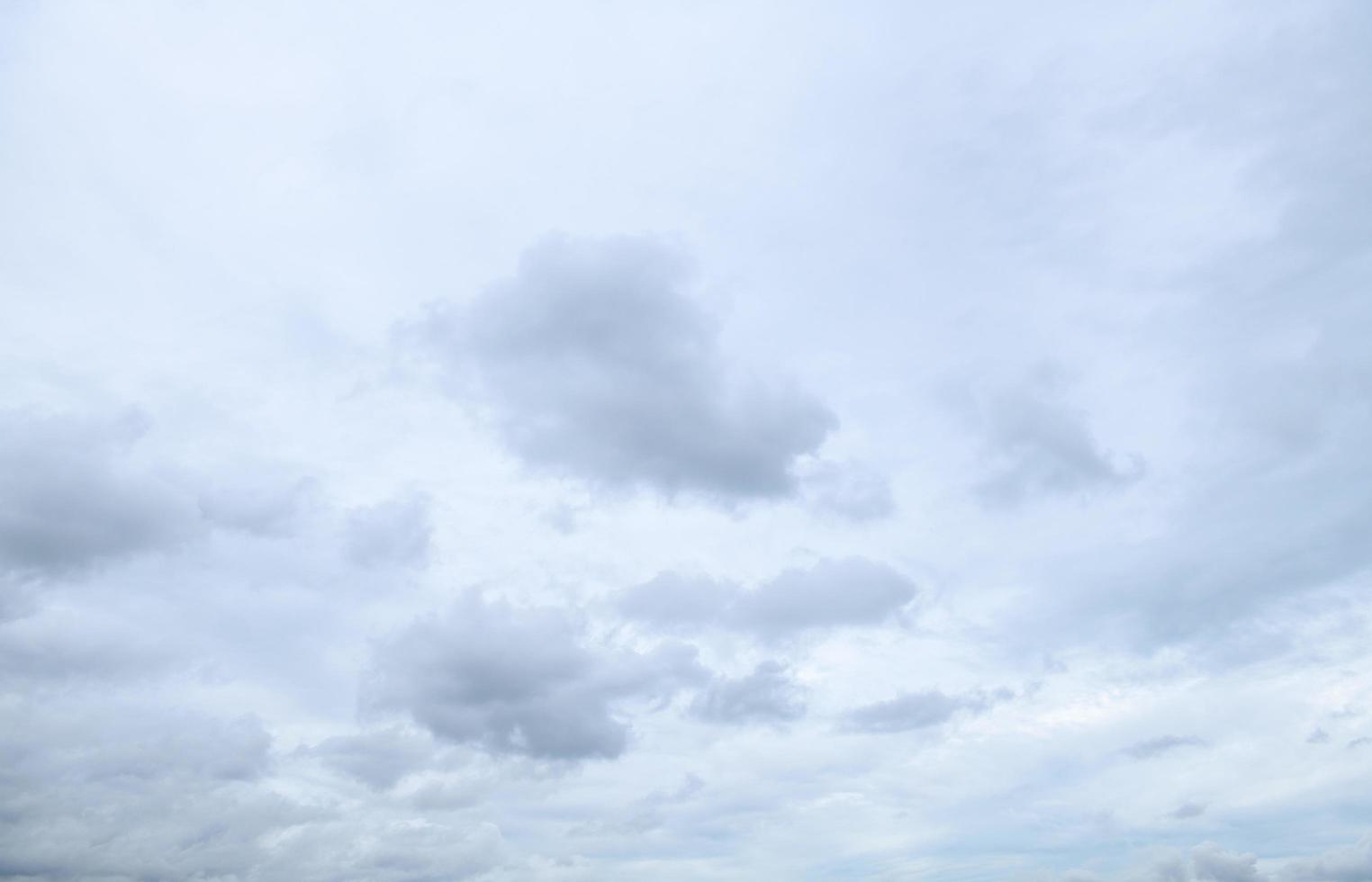 Sturmwolken schweben an einem regnerischen Tag mit natürlichem Licht. cloudscape landschaft, bewölktes wetter über blauem himmel. weiße und graue Wolken szenischer Naturumwelthintergrund foto