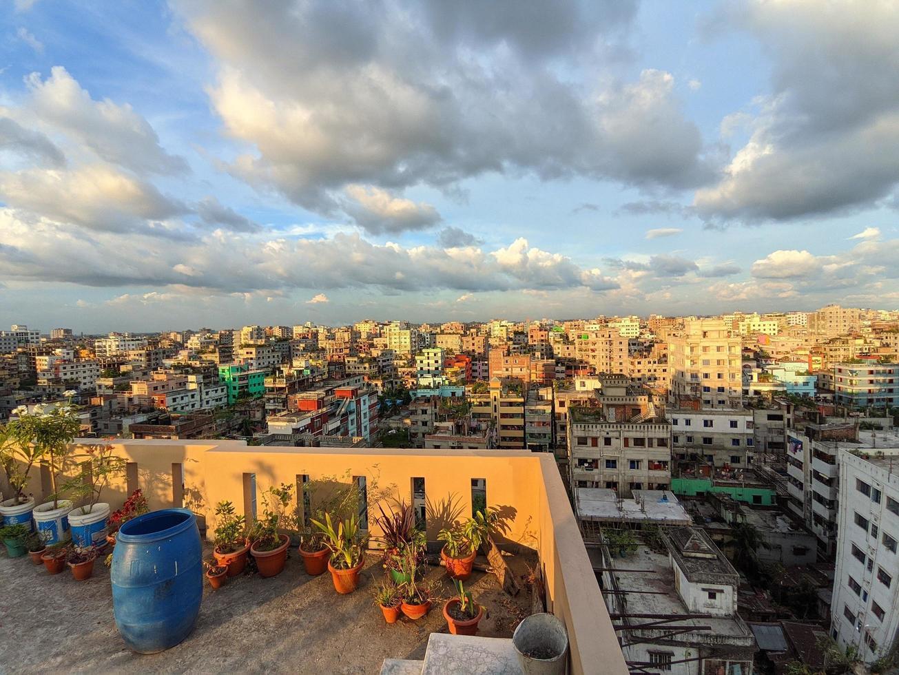 Blick auf die Stadt vom Dach des Gebäudes in Dhaka, Bangladesch. schöner sonnenuntergang, blauer bewölkter himmel. foto