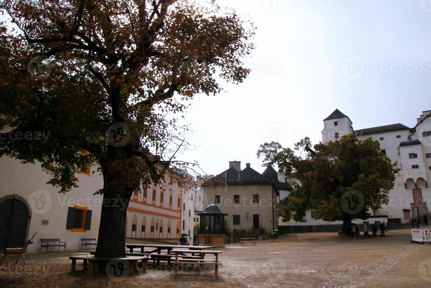 reise nach salzburg, österreich. der Hof innerhalb der mittelalterlichen Festung. foto