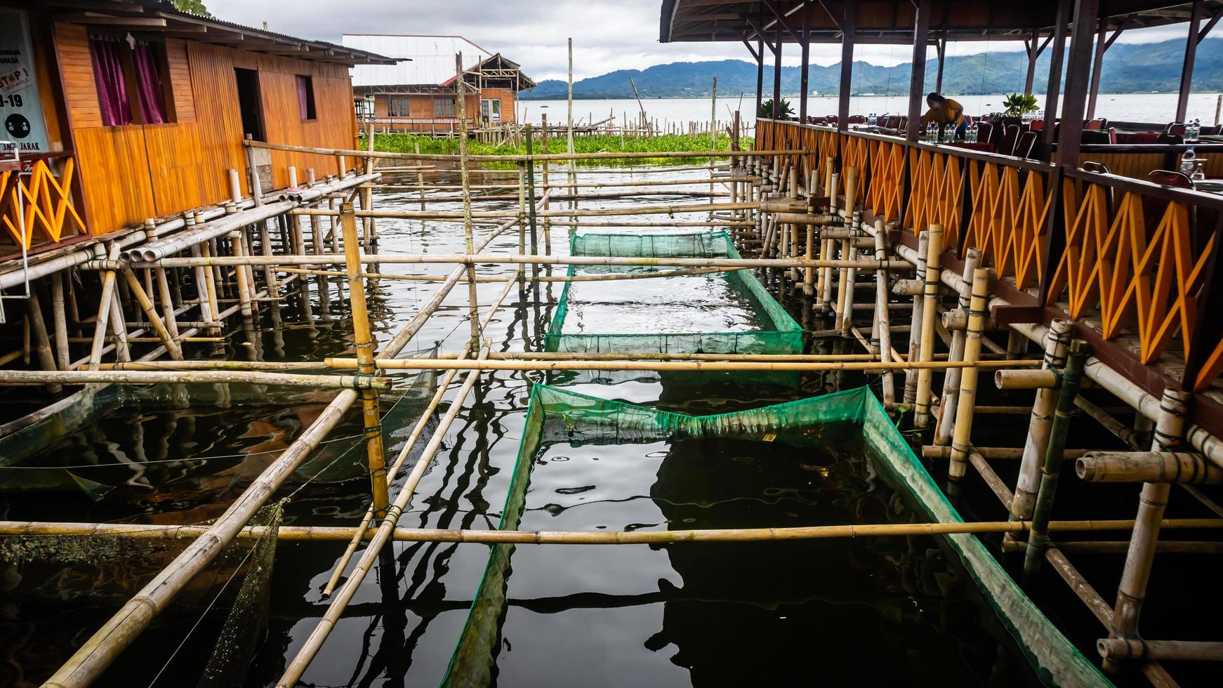 Traditionelle Fischfarm in Tondano Lake aus Bambus foto