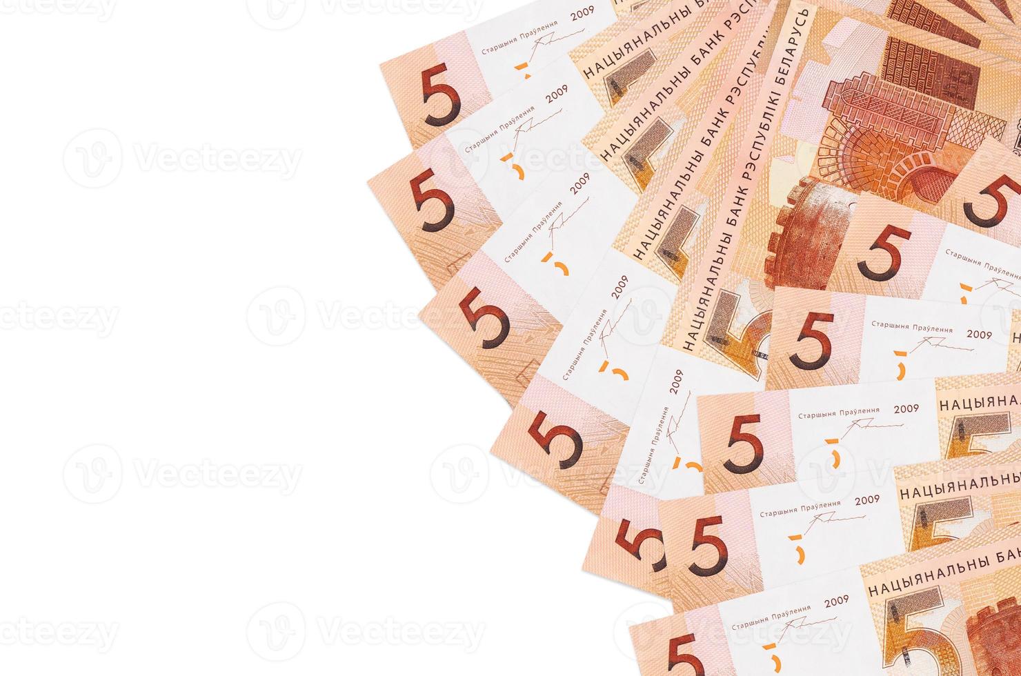 5 weißrussische Rubelscheine liegen isoliert auf weißem Hintergrund mit Kopierraum. konzeptioneller hintergrund des reichen lebens foto