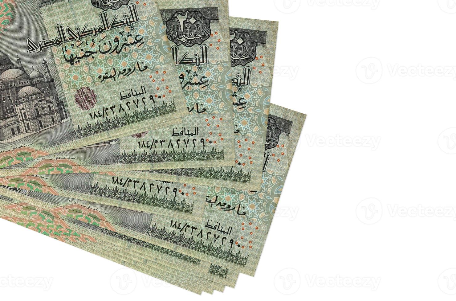 20 ägyptische Pfund-Scheine liegen in kleinen Bündeln oder Packungen isoliert auf Weiß. modell mit kopierraum. Geschäft und Geldwechsel foto