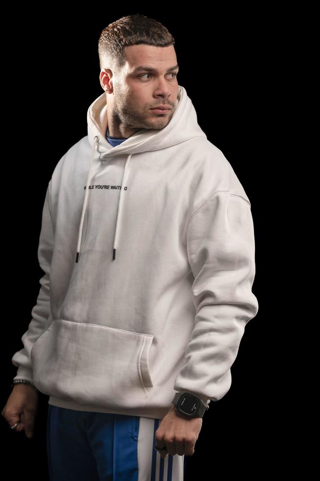 Porträt eines jungen Mannes mit weißem Hoodie foto