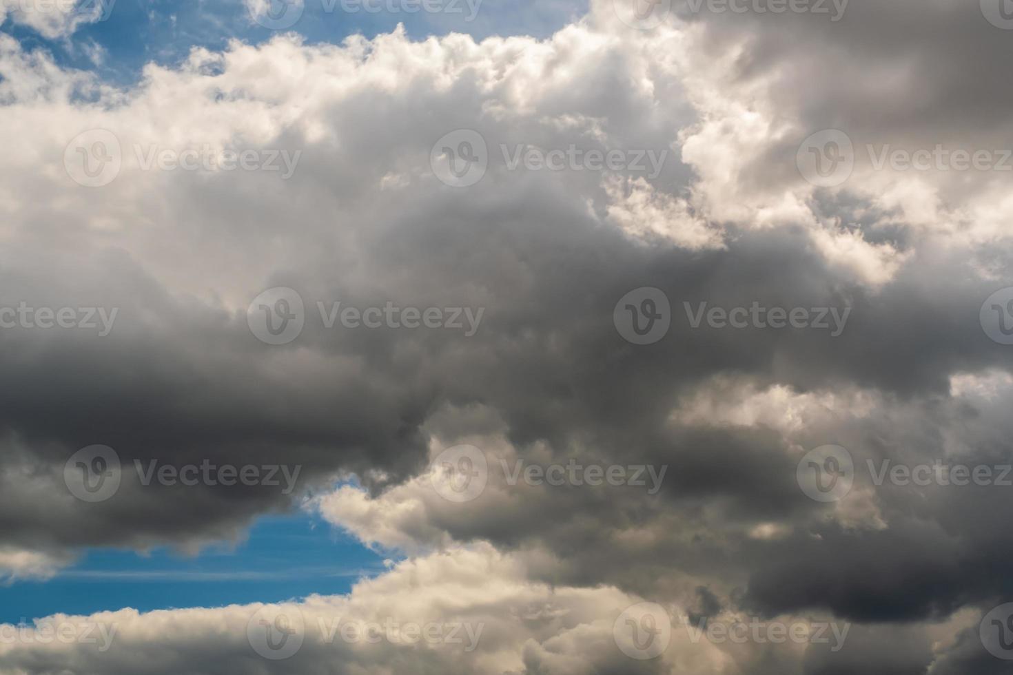 blauer Himmelshintergrund mit weiß gestreiften Wolken im Himmel und Unendlichkeit kann als Himmelsersatz verwendet werden foto