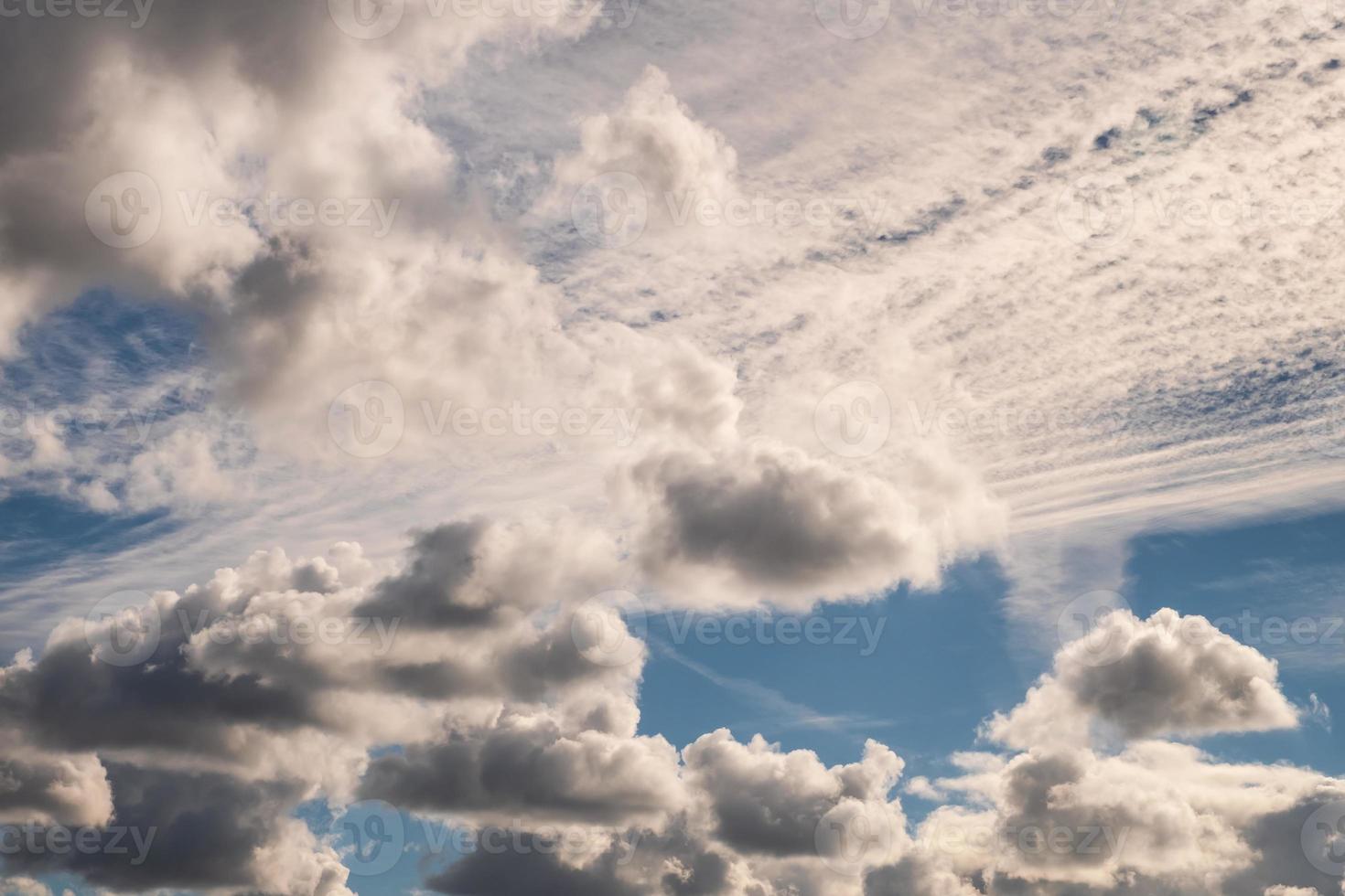 blauer Himmelshintergrund mit weiß gestreiften Wolken im Himmel und Unendlichkeit kann als Himmelsersatz verwendet werden foto