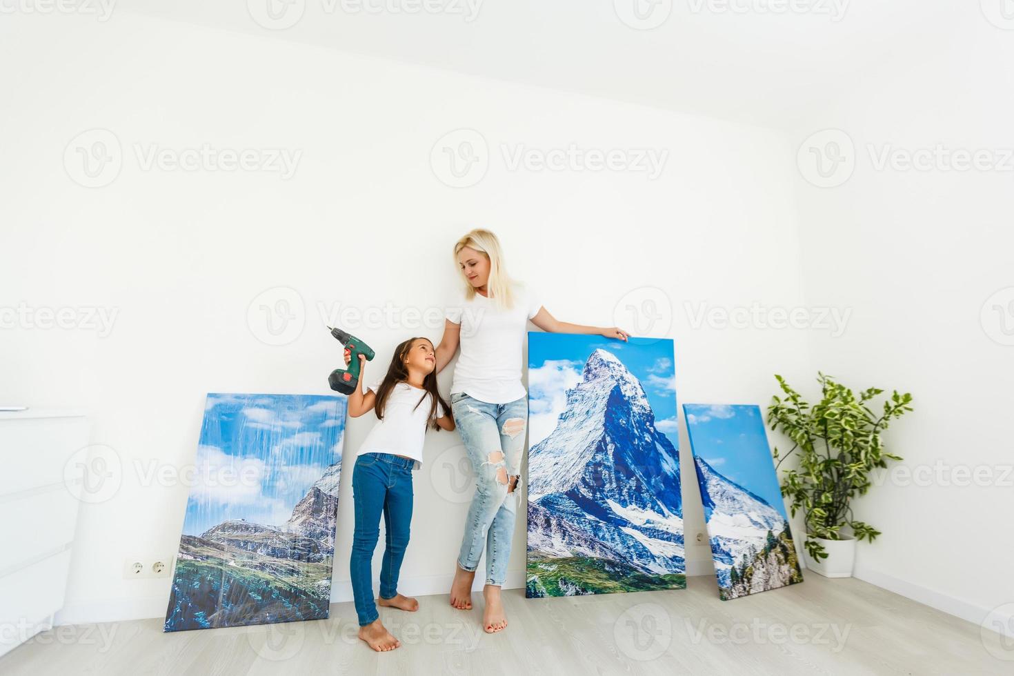 Wählen Sie, wo Sie ein Gemälde in Ihrem neuen Zuhause aufhängen möchten foto