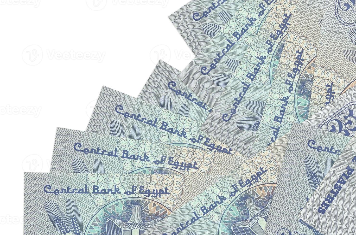 25 ägyptische Piasterscheine liegen in unterschiedlicher Reihenfolge einzeln auf Weiß. Konzept für lokales Bankwesen oder Geldverdienen foto