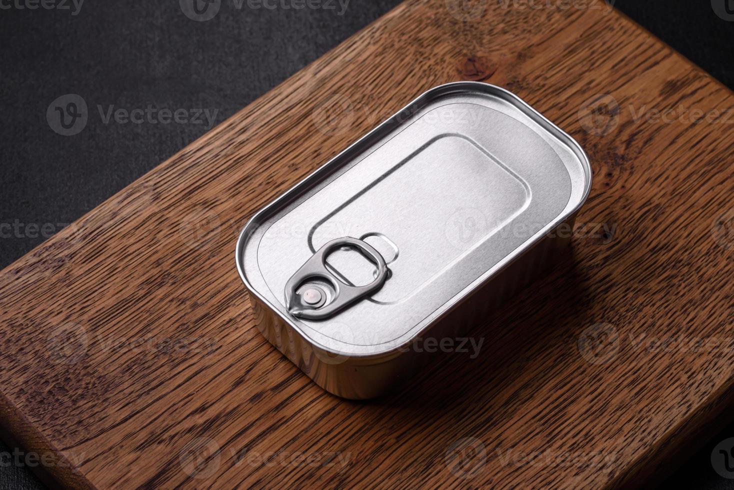 rechteckige Konservendose aus Zinn oder Aluminium mit einem Schlüssel foto
