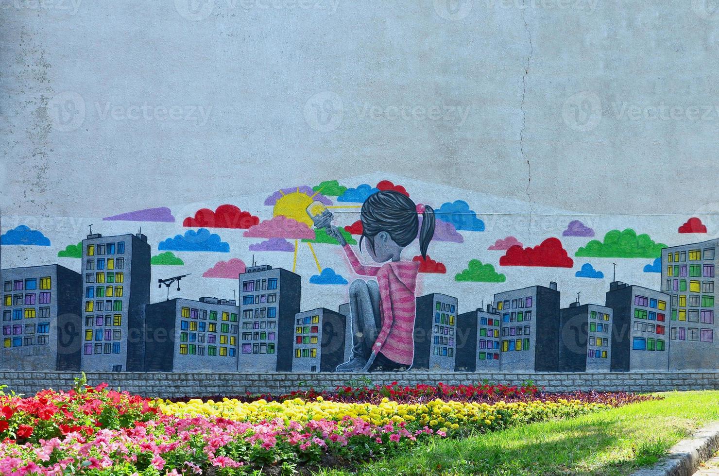 die alte Mauer, gemalt in Graffiti-Farbzeichnung mit Aerosolfarben. Bild eines kleinen Mädchens, das viele Wolkenkratzer mit einem Pinsel mit Farben zeichnet foto