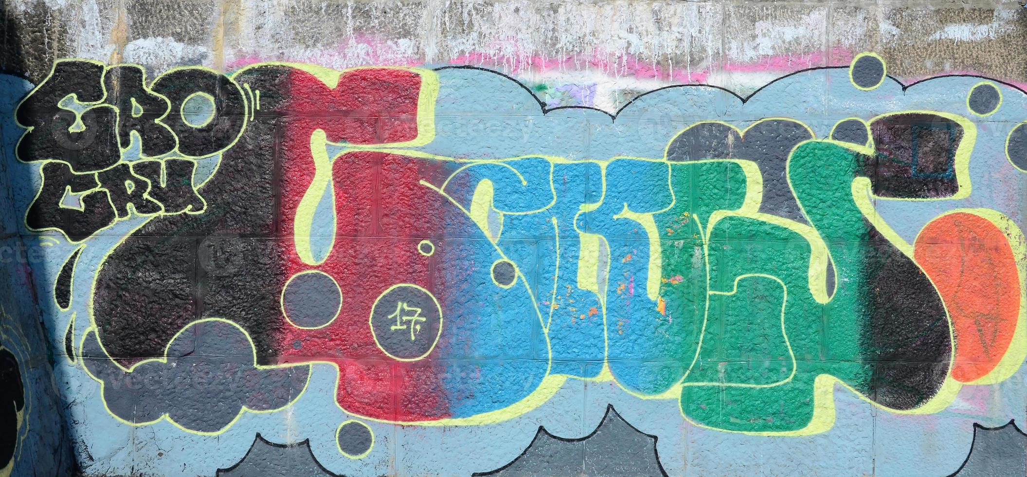 Fragment von Graffiti-Zeichnungen. Die alte Wand ist mit Farbflecken im Stil der Straßenkunstkultur dekoriert. mehrfarbige Hintergrundtextur foto