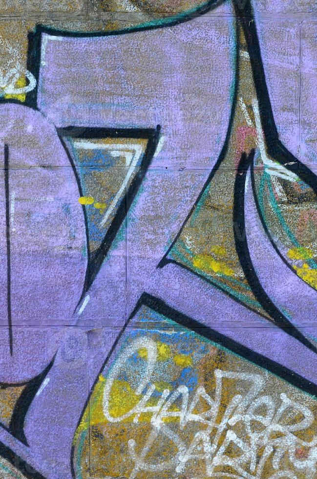 Fragment von Graffiti-Zeichnungen. Die alte Wand ist mit Farbflecken im Stil der Straßenkunstkultur dekoriert. farbige Hintergrundtextur in violetten Tönen foto