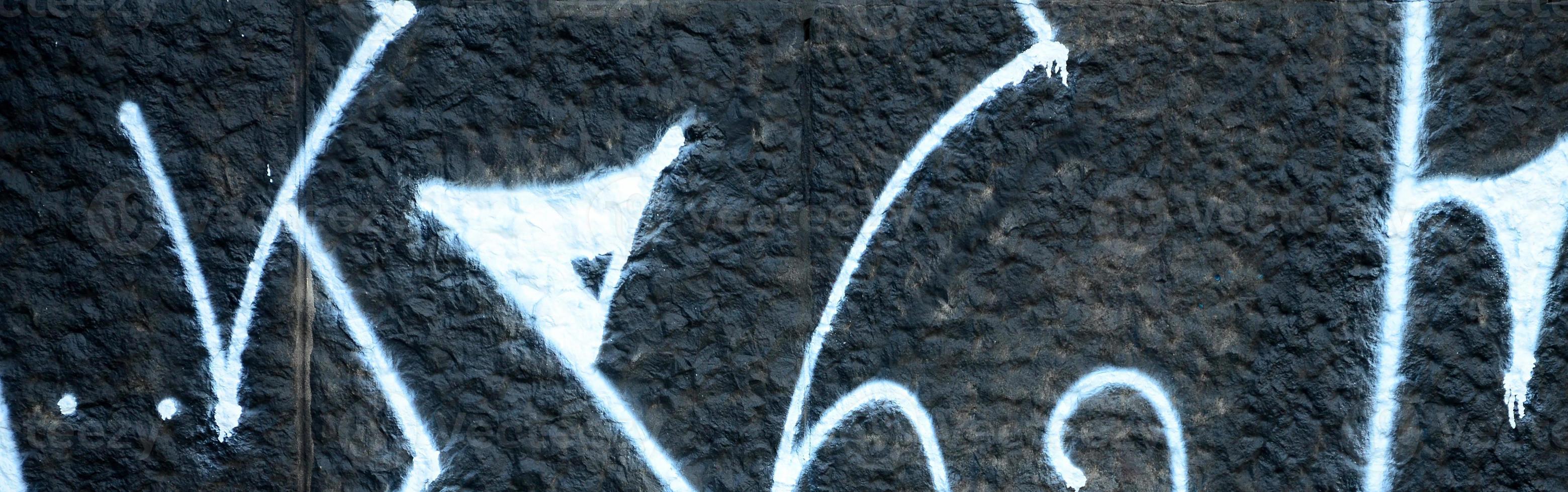 Fragment von Graffiti-Zeichnungen. Die alte Wand ist mit Farbflecken im Stil der Straßenkunstkultur dekoriert. farbige Hintergrundtextur foto