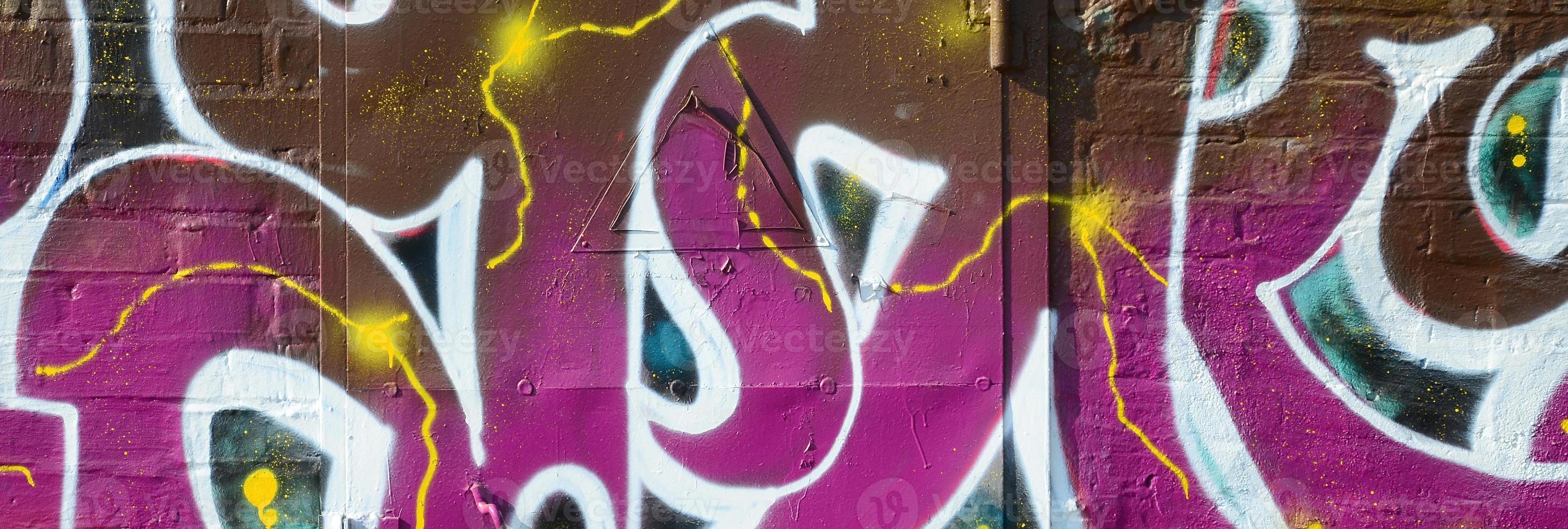 Fragment von Graffiti-Zeichnungen. Die alte Wand ist mit Farbflecken im Stil der Straßenkunstkultur dekoriert. farbige Hintergrundtextur in warmen Tönen foto