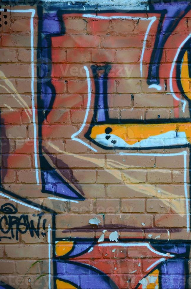 Fragment von Graffiti-Zeichnungen. Die alte Wand ist mit Farbflecken im Stil der Straßenkunstkultur dekoriert. farbige Hintergrundtextur in warmen Tönen foto