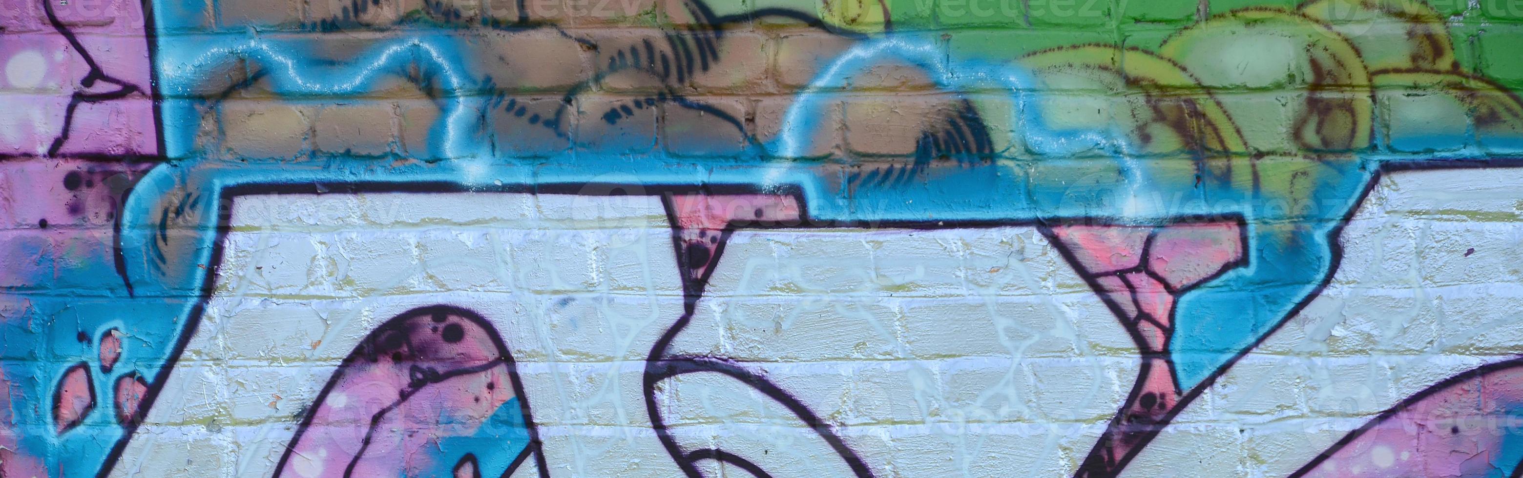 Fragment von Graffiti-Zeichnungen. Die alte Wand ist mit Farbflecken im Stil der Straßenkunstkultur dekoriert. farbige Hintergrundtextur in violetten Tönen foto