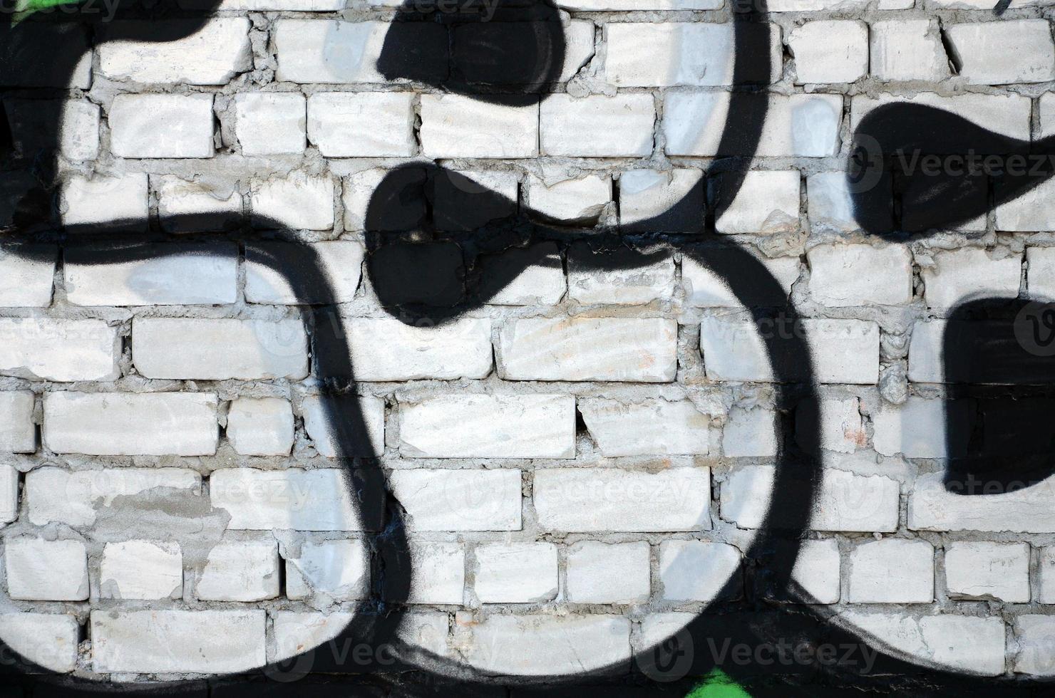 die alte mauer, bemalt in farbe graffiti zeichnung roter sprayfarben. Hintergrundbild zum Thema Zeichnen von Graffiti und Street Art foto