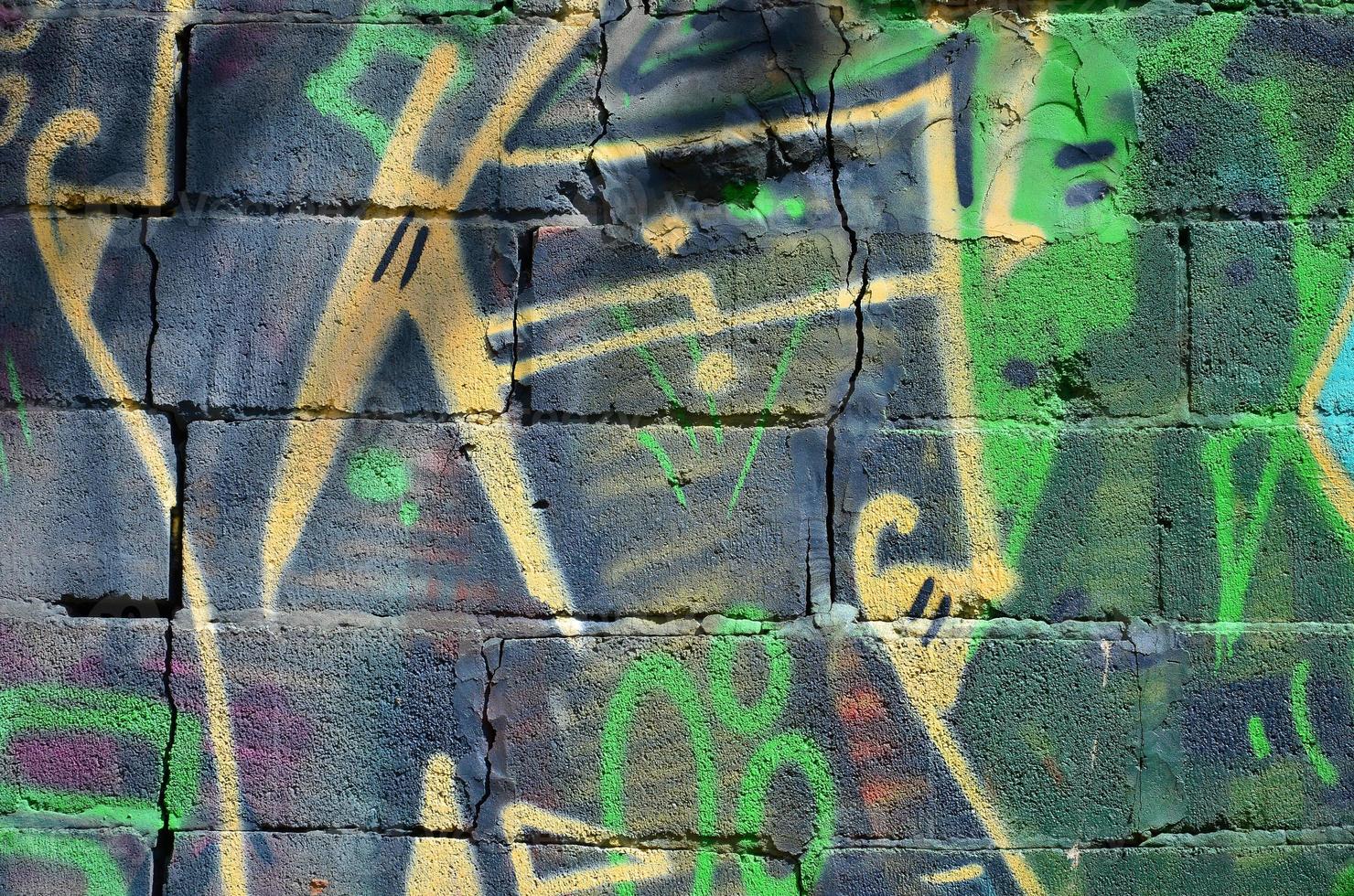 schöne Straßenkunst-Graffiti. abstrakte farbe kreative zeichnung modefarben an den mauern der stadt. urbane Gegenwartskultur. Titelfarbe an Wänden. Kultur Jugendprotest foto