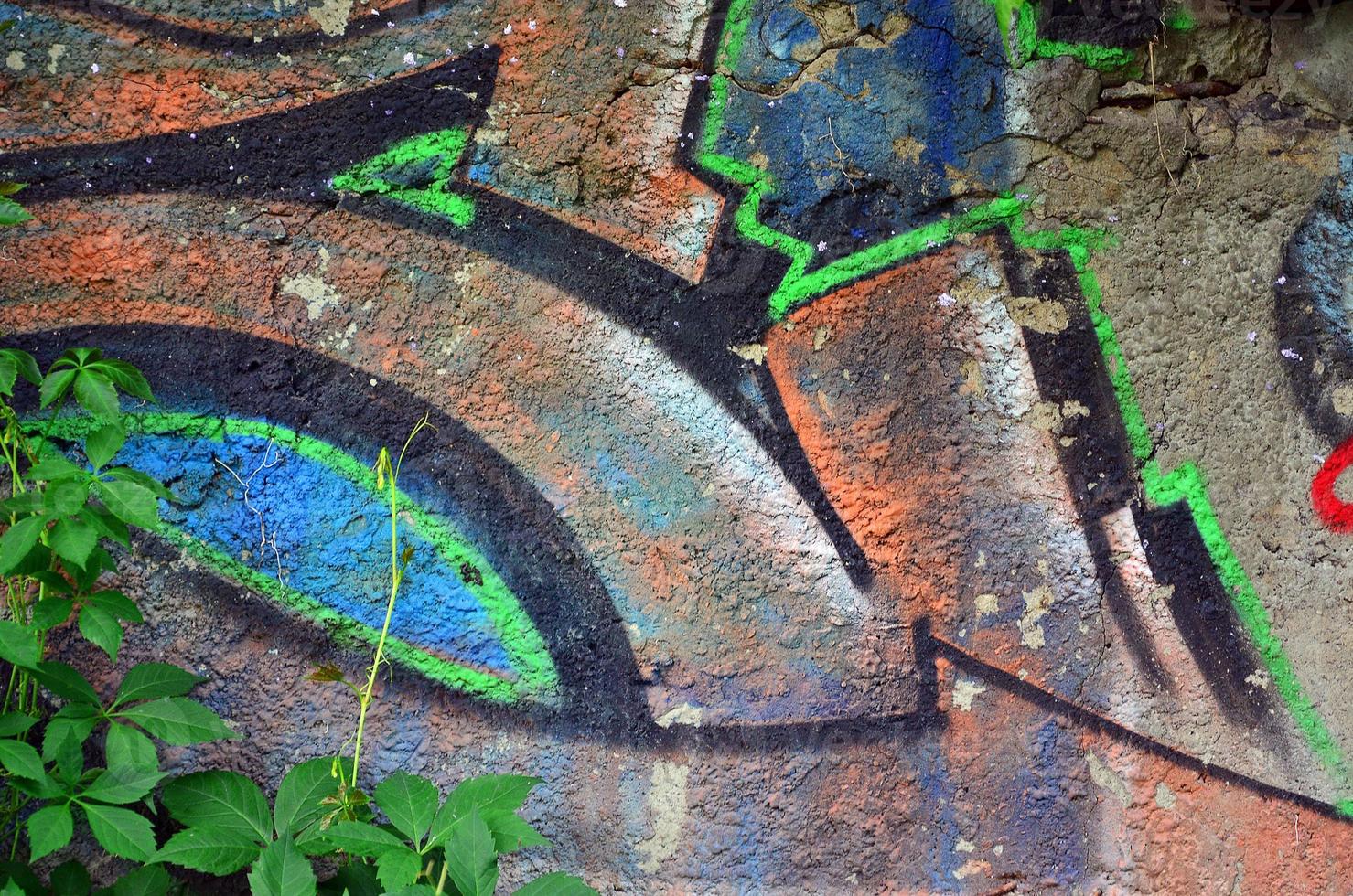 schöne Straßenkunst-Graffiti. abstrakte farbe kreative zeichnung modefarben an den mauern der stadt. urbane Gegenwartskultur. Titelfarbe an Wänden. Kultur Jugendprotest foto