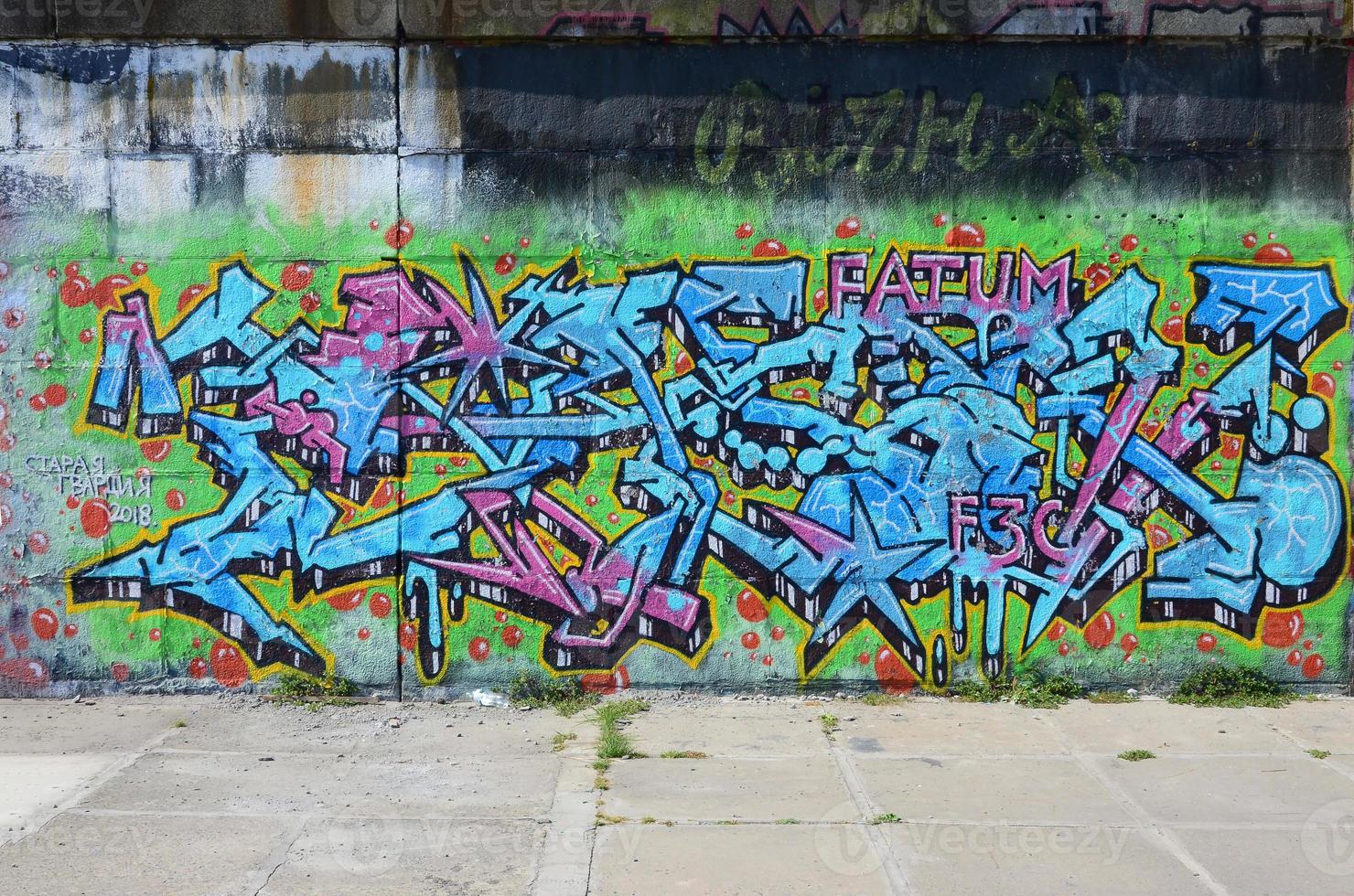 Fragment von Graffiti-Zeichnungen. Die alte Wand ist mit Farbflecken im Stil der Straßenkunstkultur dekoriert. farbige Hintergrundtextur in kalten Tönen foto