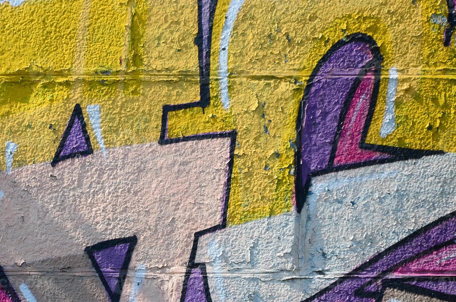 Fragment von Graffiti-Zeichnungen. Die alte Wand ist mit Farbflecken im Stil der Straßenkunstkultur dekoriert. farbige Hintergrundtextur in warmen Tönen foto