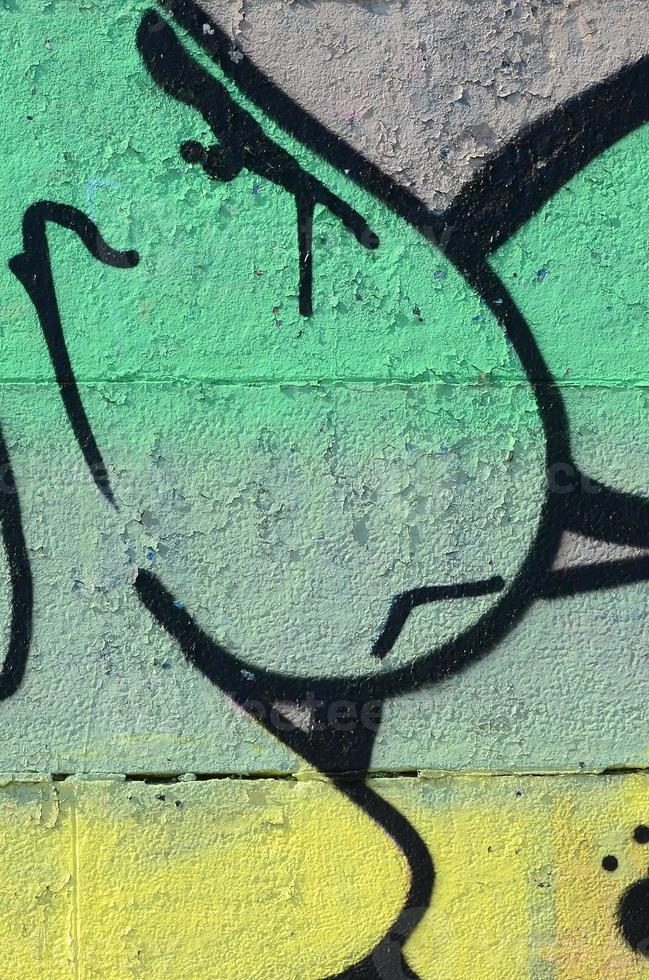 Fragment von Graffiti-Zeichnungen. Die alte Wand ist mit Farbflecken im Stil der Straßenkunstkultur dekoriert. farbige Hintergrundtextur in Grüntönen foto