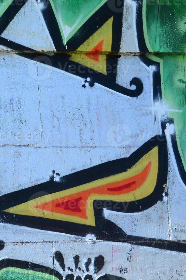 Fragment von Graffiti-Zeichnungen. Die alte Wand ist mit Farbflecken im Stil der Straßenkunstkultur dekoriert. farbige Hintergrundtextur in Grüntönen foto