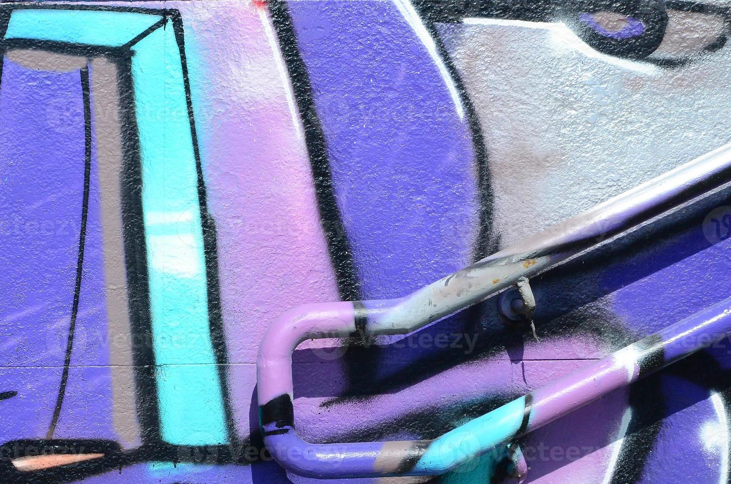 Fragment von Graffiti-Zeichnungen. Die alte Wand ist mit Farbflecken im Stil der Straßenkunstkultur dekoriert. farbige Hintergrundtextur in violetten Tönen foto