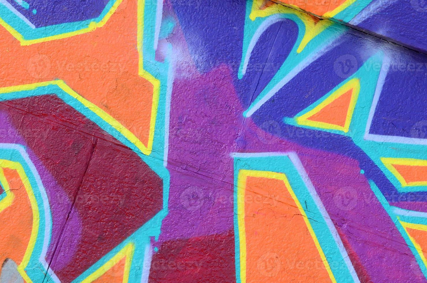 Fragment von Graffiti-Zeichnungen. Die alte Wand ist mit Farbflecken im Stil der Straßenkunstkultur dekoriert. farbige Hintergrundtextur in violetten Tönen foto