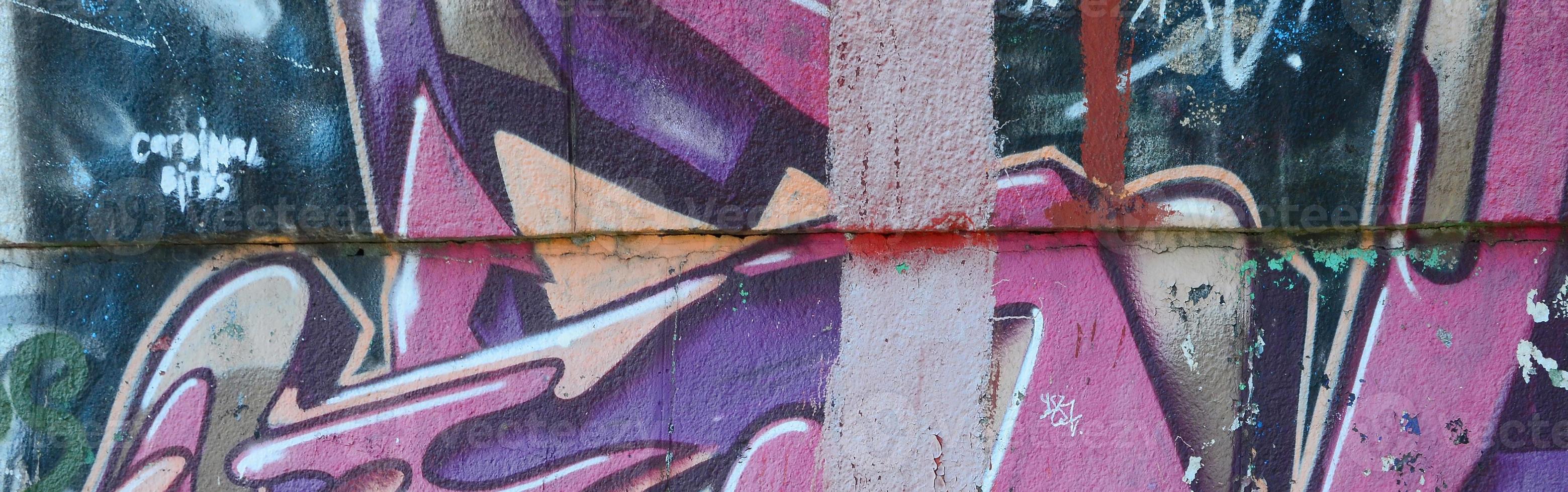 Fragment von Graffiti-Zeichnungen. Die alte Wand ist mit Farbflecken im Stil der Straßenkunstkultur dekoriert. farbige Hintergrundtextur in violetten Tönen foto