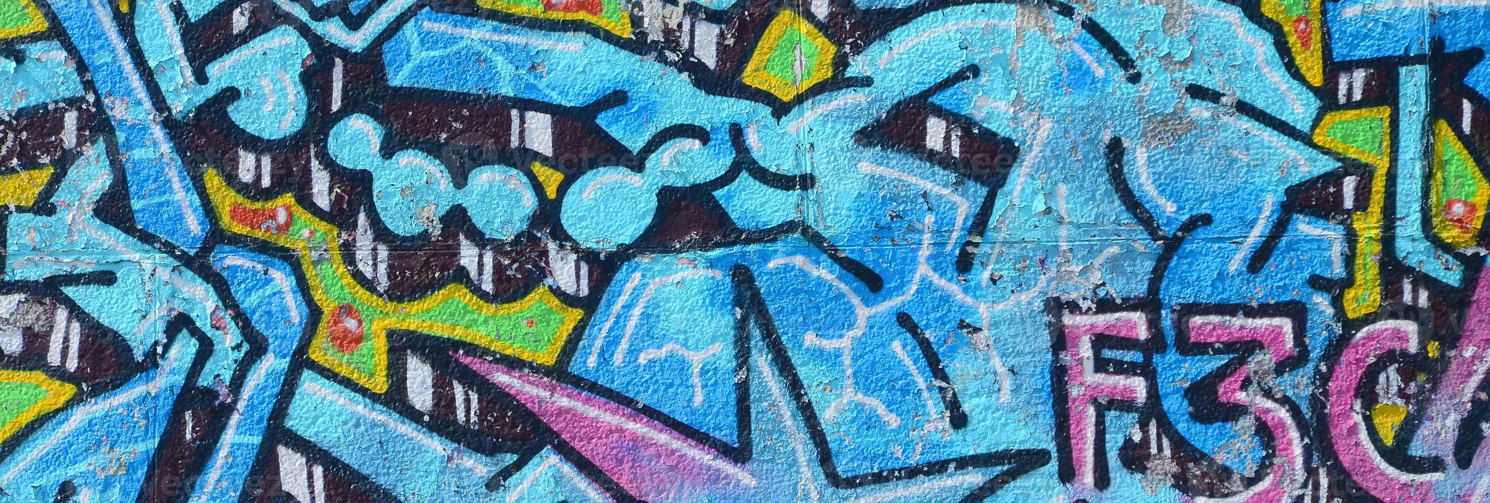 Fragment von Graffiti-Zeichnungen. Die alte Wand ist mit Farbflecken im Stil der Straßenkunstkultur dekoriert. farbige Hintergrundtextur in kalten Tönen foto