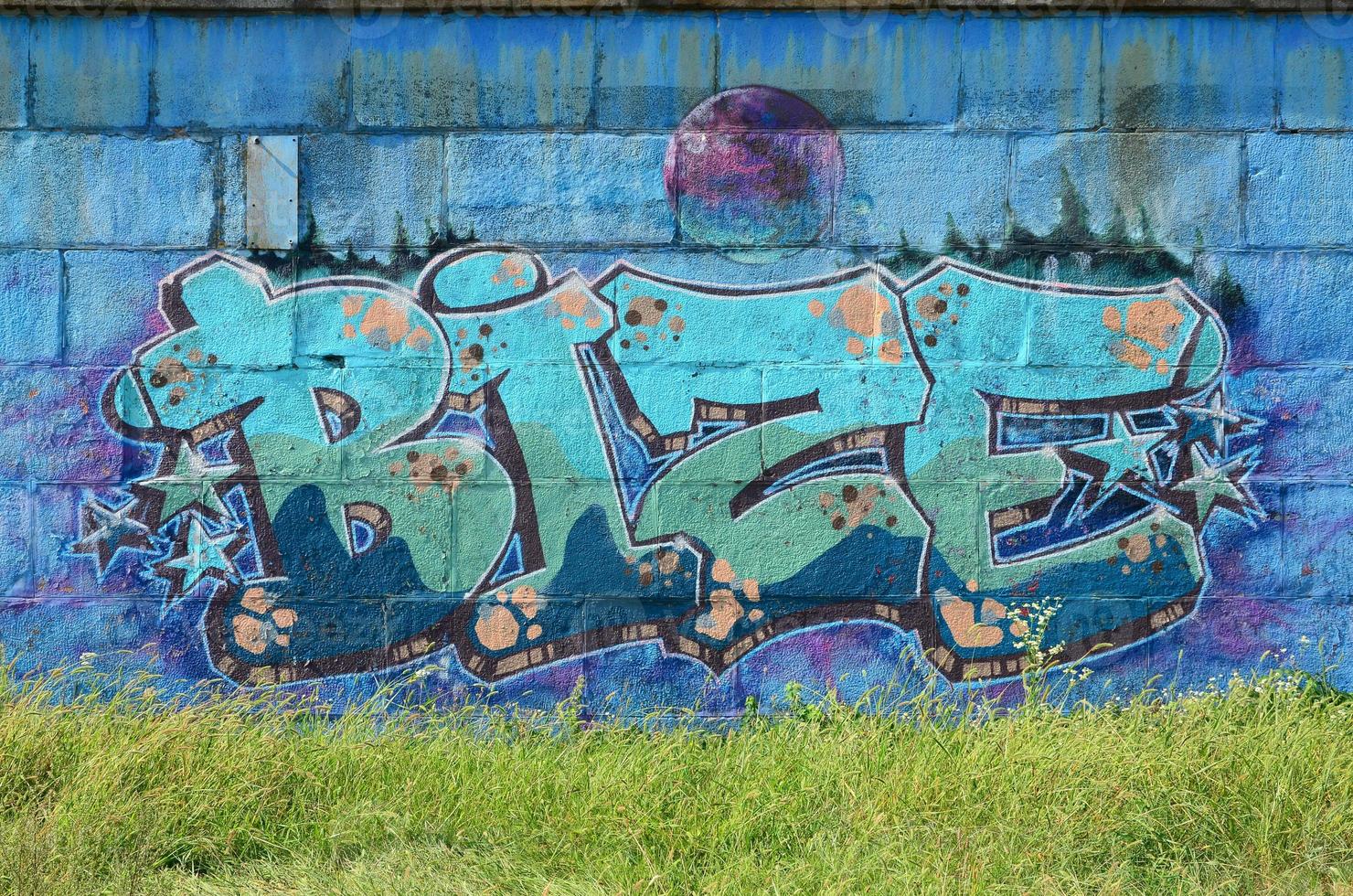 Fragment von Graffiti-Zeichnungen. Die alte Wand ist mit Farbflecken im Stil der Straßenkunstkultur dekoriert. farbige Hintergrundtextur in kalten Tönen foto