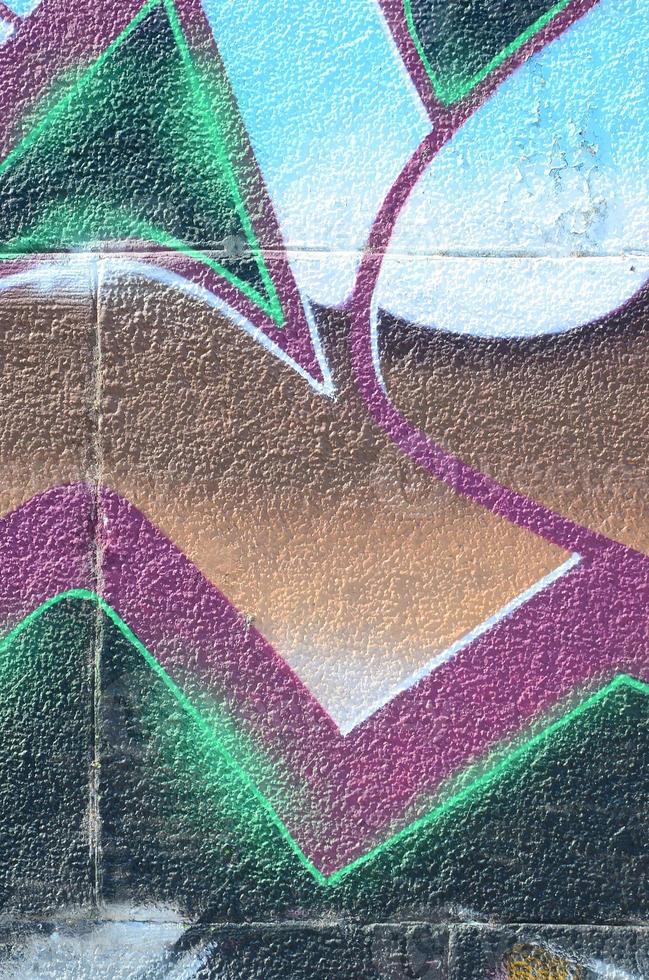 Fragment von Graffiti-Zeichnungen. Die alte Wand ist mit Farbflecken im Stil der Straßenkunstkultur dekoriert. farbige Hintergrundtextur in kalten Tönen foto