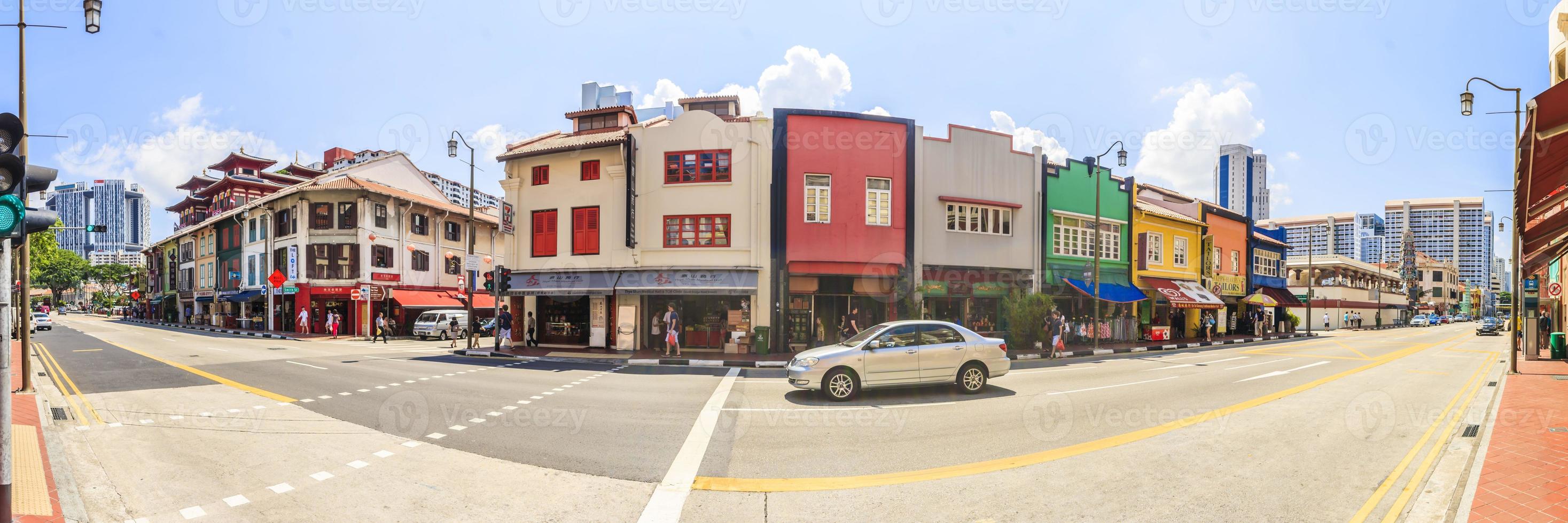 straßenszene aus der innenstadt von singapre tagsüber im sommer foto