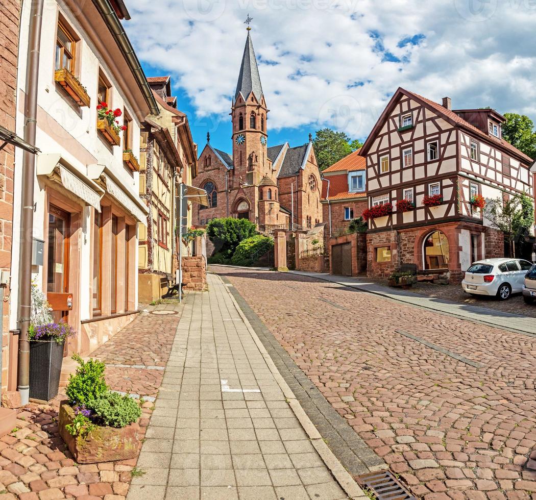 Bild des Stadttores Miltenberg, das sich tagsüber abseits der Hauptflussbrücke befindet foto